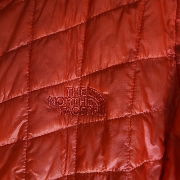 The North Face Women's Trekker Thermoball Jacket - Packable - Picture 3 of 6